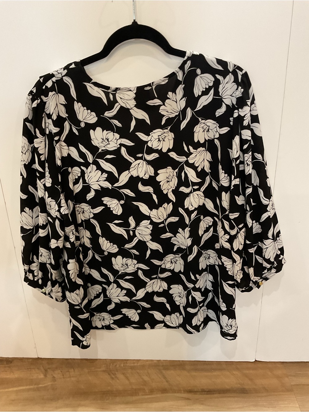 Liz Claiborne Black & White Floral Ruffle‑Neck Blouse — Size XL like new - Picture 2 of 7